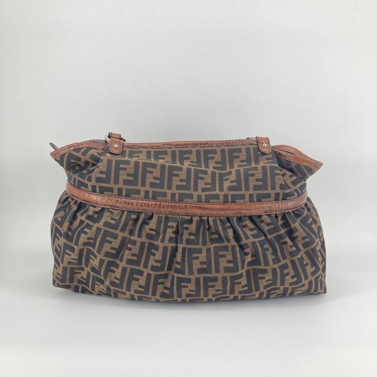 FENDI(フェンディ) ズッカデザイン ゴールドサークルチャーム付 レザー トートバッグ ブラウン×ゴールド