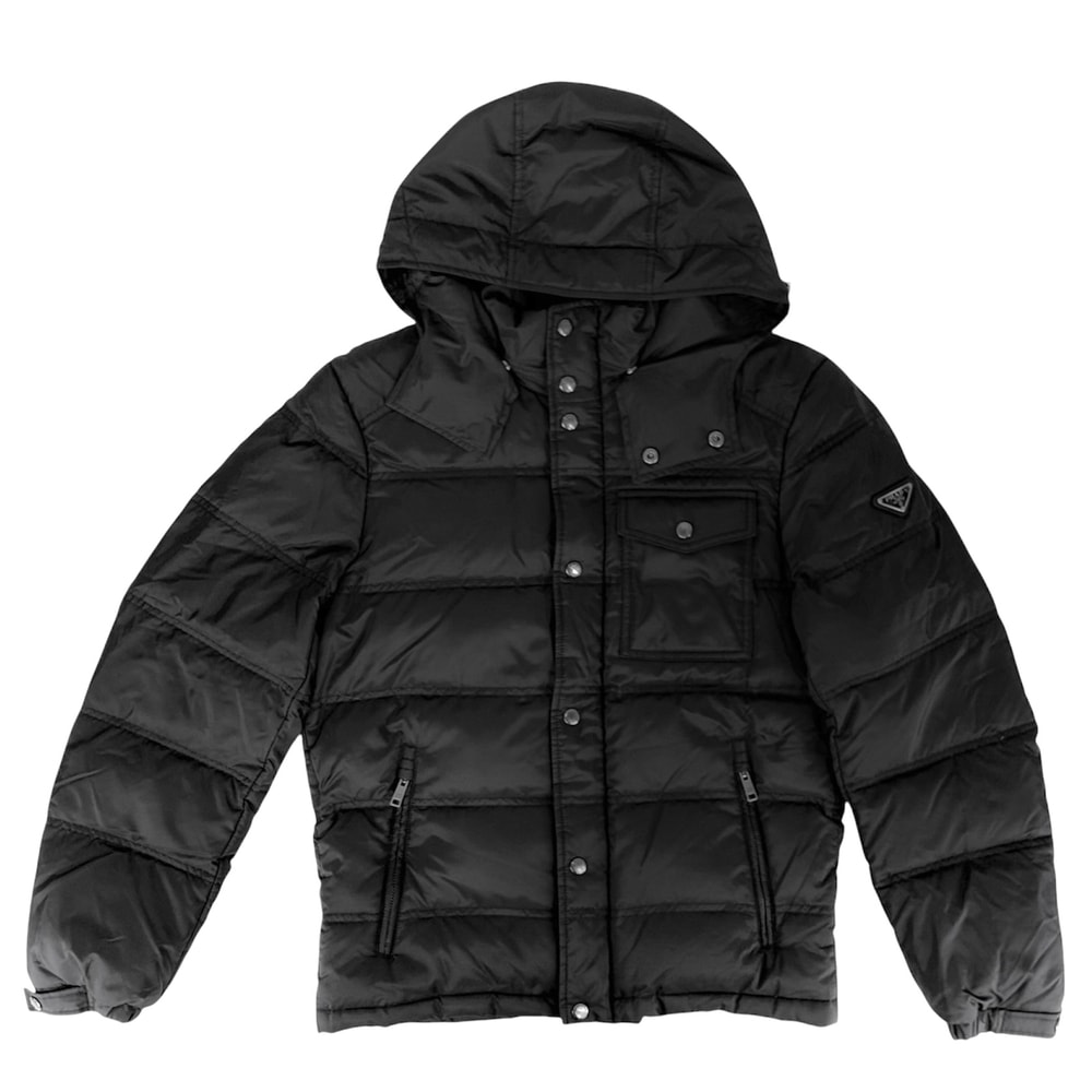 PRADA プラダ ダウンジャケット トライアングルロゴ フード付き ジャケット アウター アパレル 服 46 ブラック 黒 シルバー金具 ポリエステル    メンズ 冬【中古品】