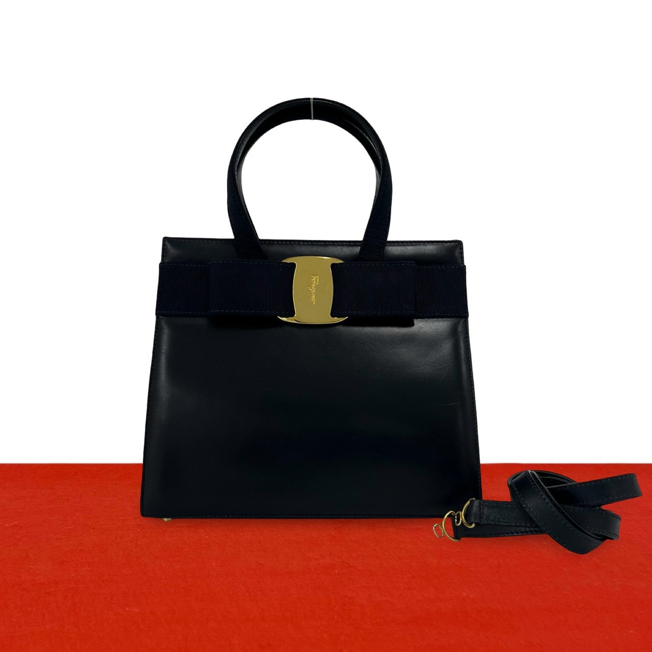 Salvatore Ferragamo サルヴァトーレフェラガモ ヴァラリボン ロゴ 金具 カーフ ショルダーバッグ ネイビー
29628