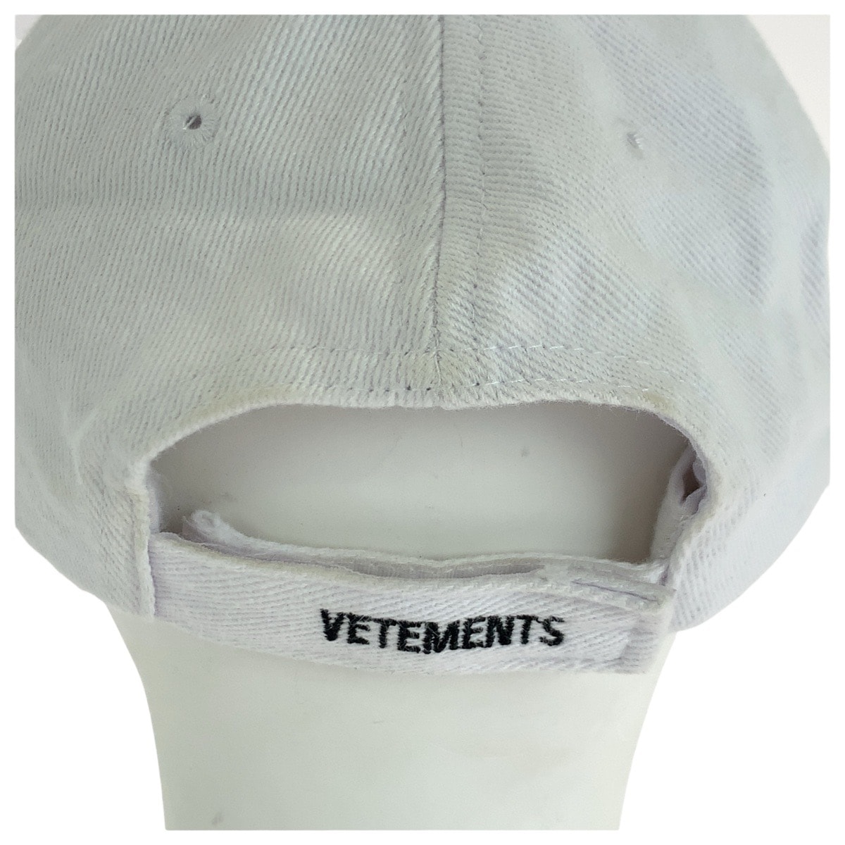 VETEMENTS ヴェトモン  ベースボールキャップ ホワイト B (目立った傷や汚れなし)】美品 VETEMENTS ヴェトモン フリーサイズ