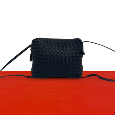 BOTTEGA VENETA ボッテガヴェネタ イントレチャート レザー ショルダーバッグ ブラック
931-6