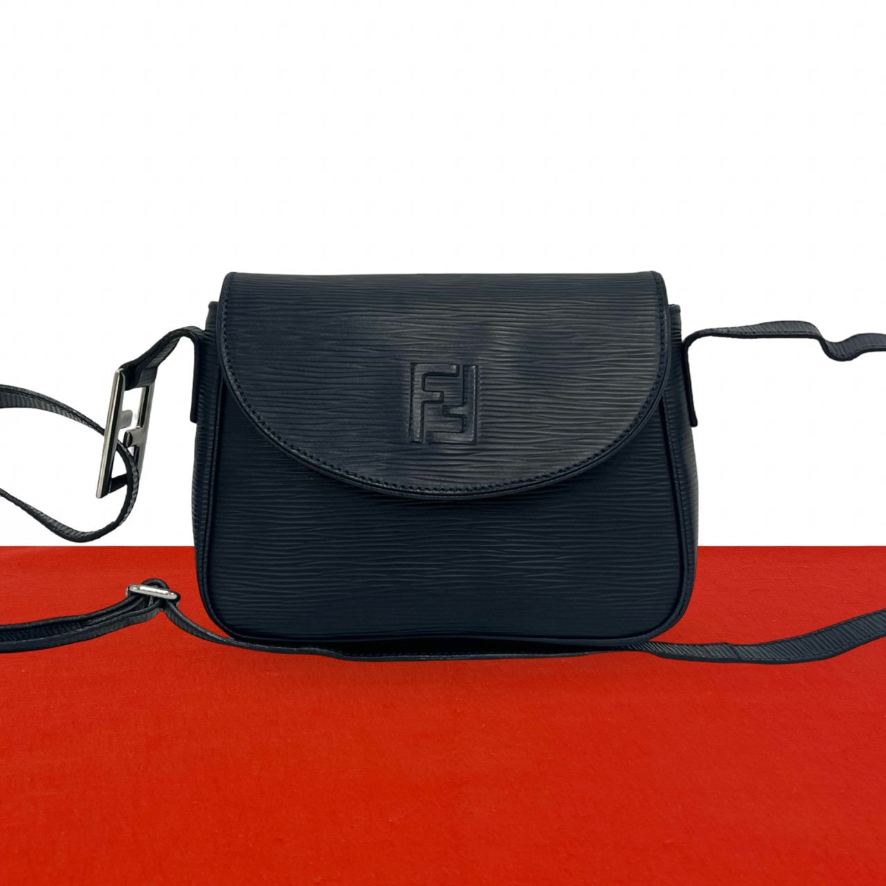 FENDI フェンディ FF ロゴ レザー ショルダーバッグ ネイビー
36874