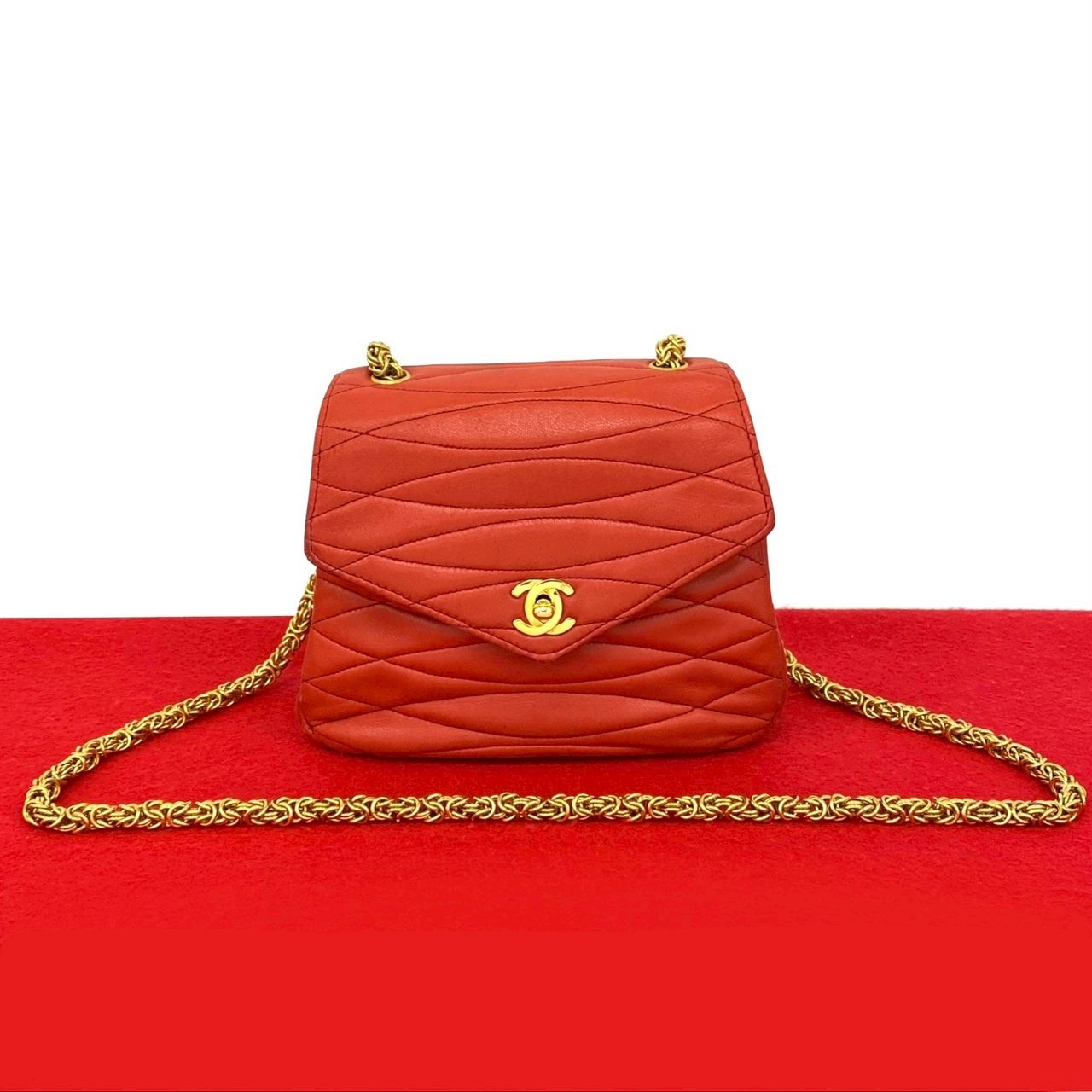 CHANEL シャネル ココマーク ターンロック 金具 ラムスキン ショルダーバッグ レッド
 31845