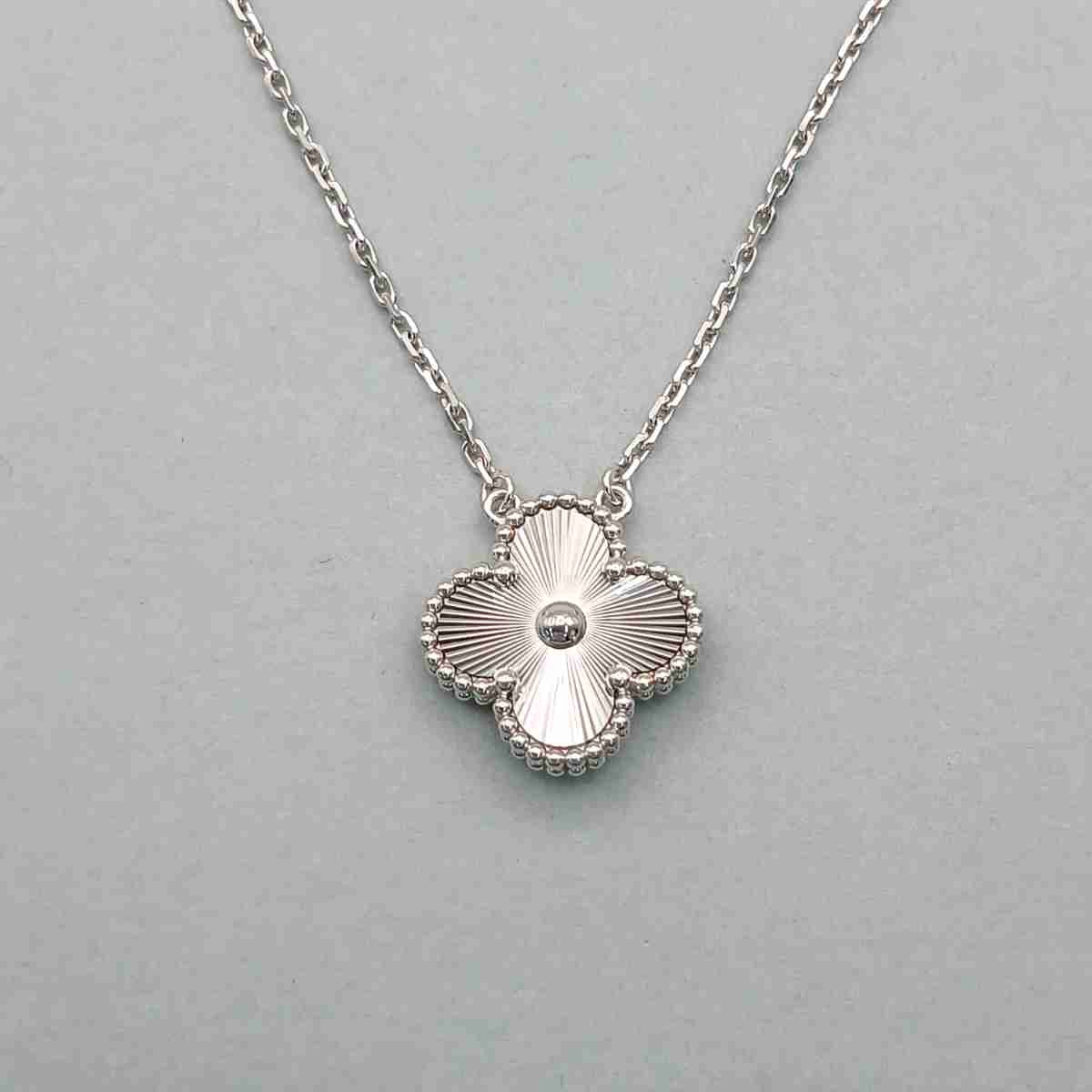 Van Cleef & Arpels ヴァンクリーフ&アーペル ヴィンテージ アルハンブラ ペンダント 750WG ギョシェ ネックレス VCARP9XG00 K18ホワイトゴールド ホワイトゴールド レディース【中古】