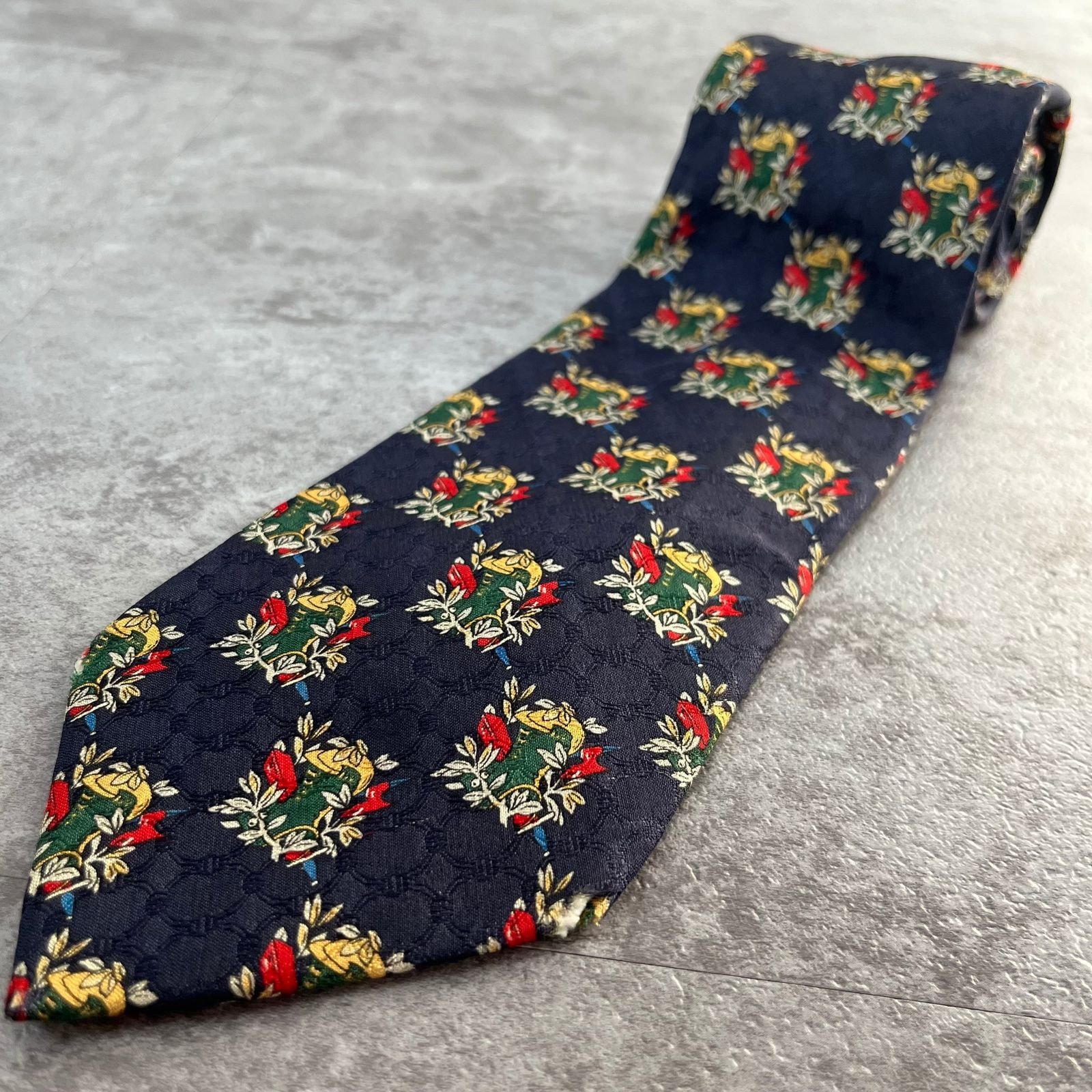 【Christian Dior】クリスチャンディオール 紋章柄ネクタイ クレストモチーフ シルク100% メンズ フランス製 ネイビー 紺色 レッド 赤色 グリーン 緑色 ゴールド 金色 マルチカラー 紋章柄 クレスト柄 エンブレム柄 ロゴ入り