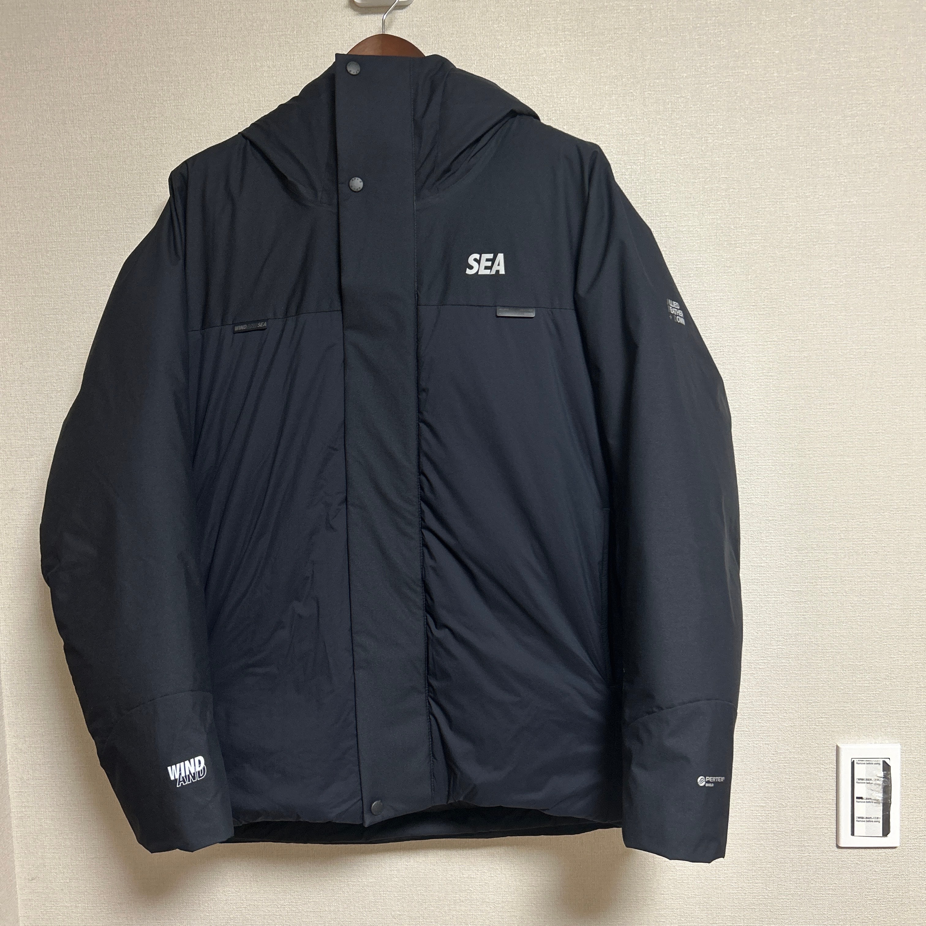 ウィンダンシー x AFD スノーフィールド バルキーダウン ジャケット "ブラック"