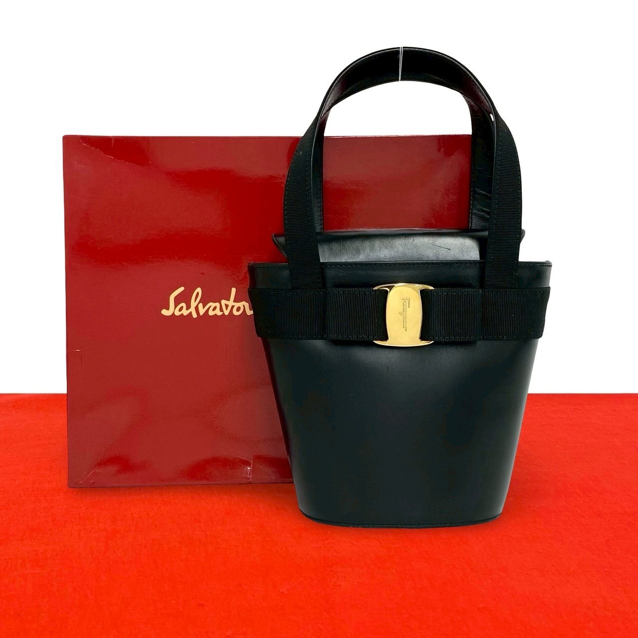 Salvatore Ferragamo サルヴァトーレフェラガモ ヴァラリボン 金具 レザー ハンドバッグ ブラック
47876