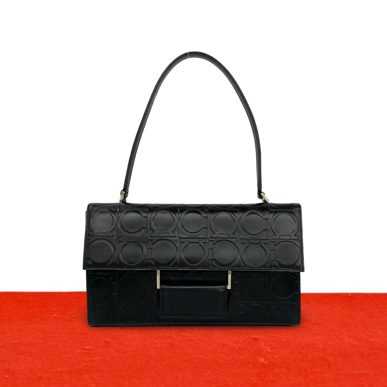 Salvatore Ferragamo サルヴァトーレフェラガモ ガンチーニ 柄 エンボス レザー ショルダーバッグ ブラック
74575