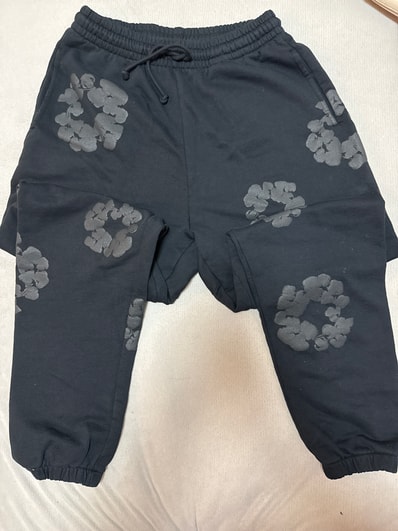 DENIM TEARS Mono Wreath Sweatpants "Black"