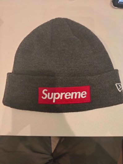 Supreme New Era® Box Logo Beanie "Charcoal" (21FW)