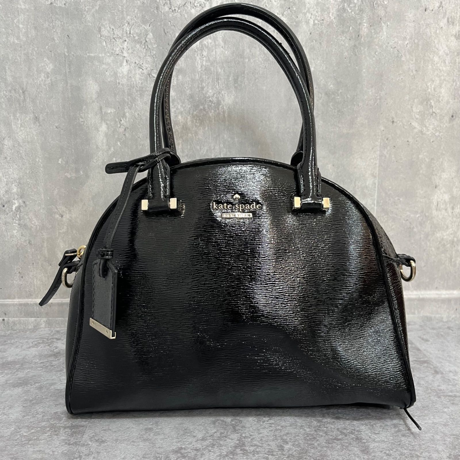 【kate spade NEW YORK】ケイトスペード ハンドバッグ ロゴ入り ロゴモチーフ エナメルレザー レディース ブラック 黒色 無地 ハンドバッグ ショルダーバッグ ミニドームドサッチェル 2WAYバッグ エナメルデザイン