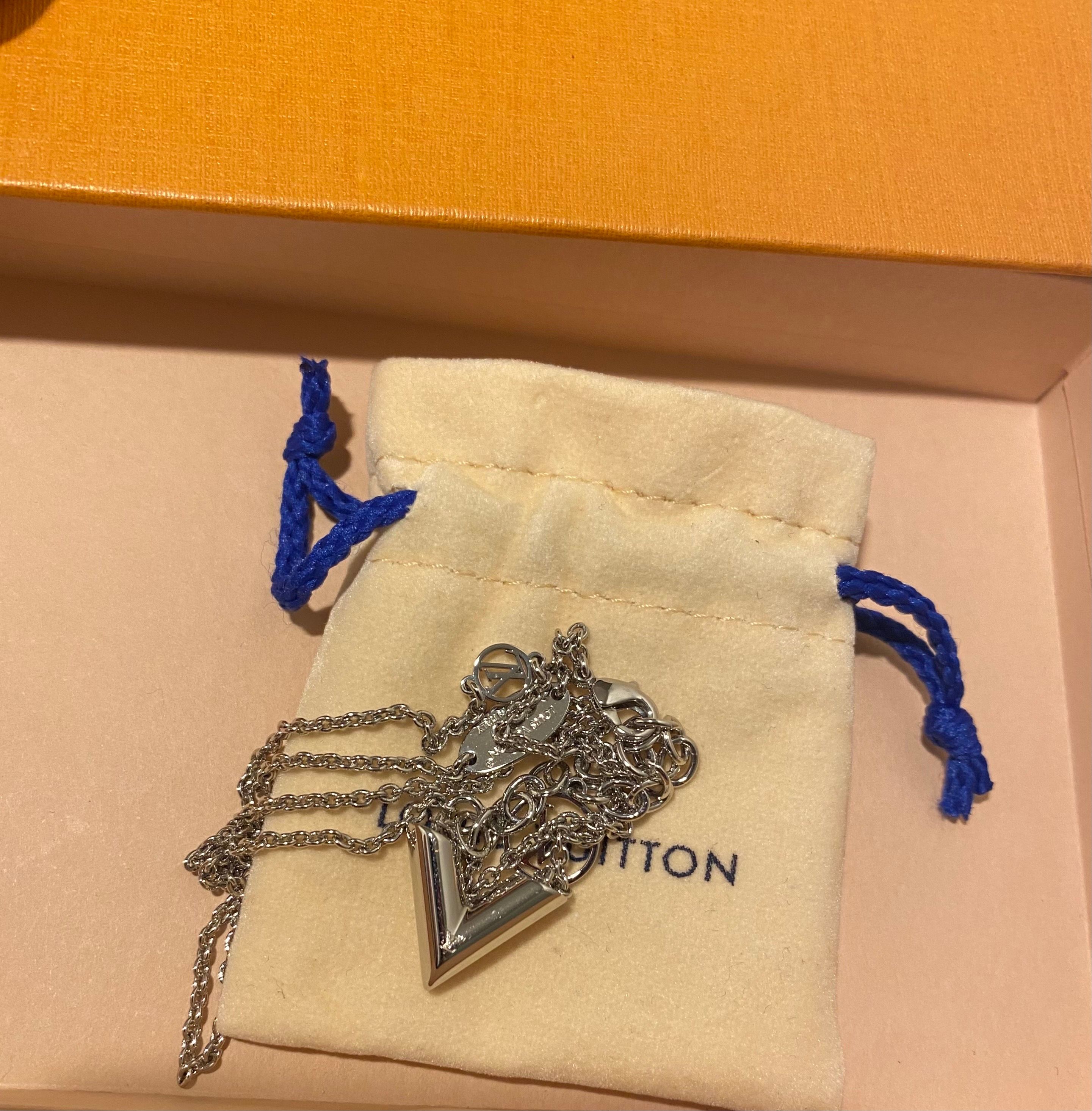 Louis Vuitton Essential V Supple Necklace "Silver"