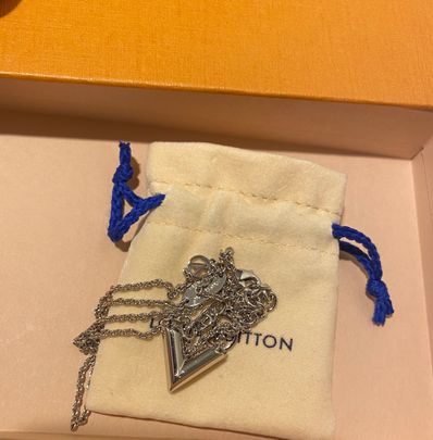 Louis Vuitton Essential V Supple Necklace "Silver"