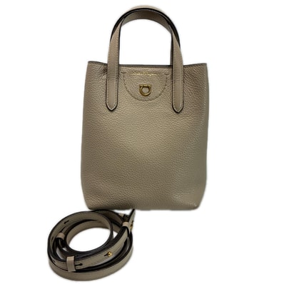 Salvatore Ferragamo サルヴァトーレフェラガモ フィアンマショルダー EZ-21 ベージュ 袋 ストラップ付