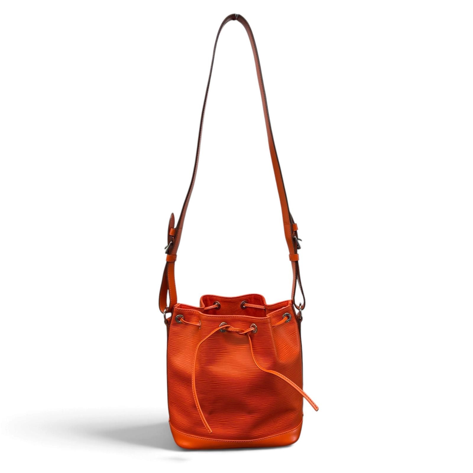 LOUIS VUITTON 希少 美品 ルイヴィトン ノエBB エピ ピモン ショルダーバッグ M40847 レザー TJ0183 バケット 巾着 クロスボディ 肩掛け ヴィトン LV ABランク 中古 鑑定済 ヴィトンバッグ