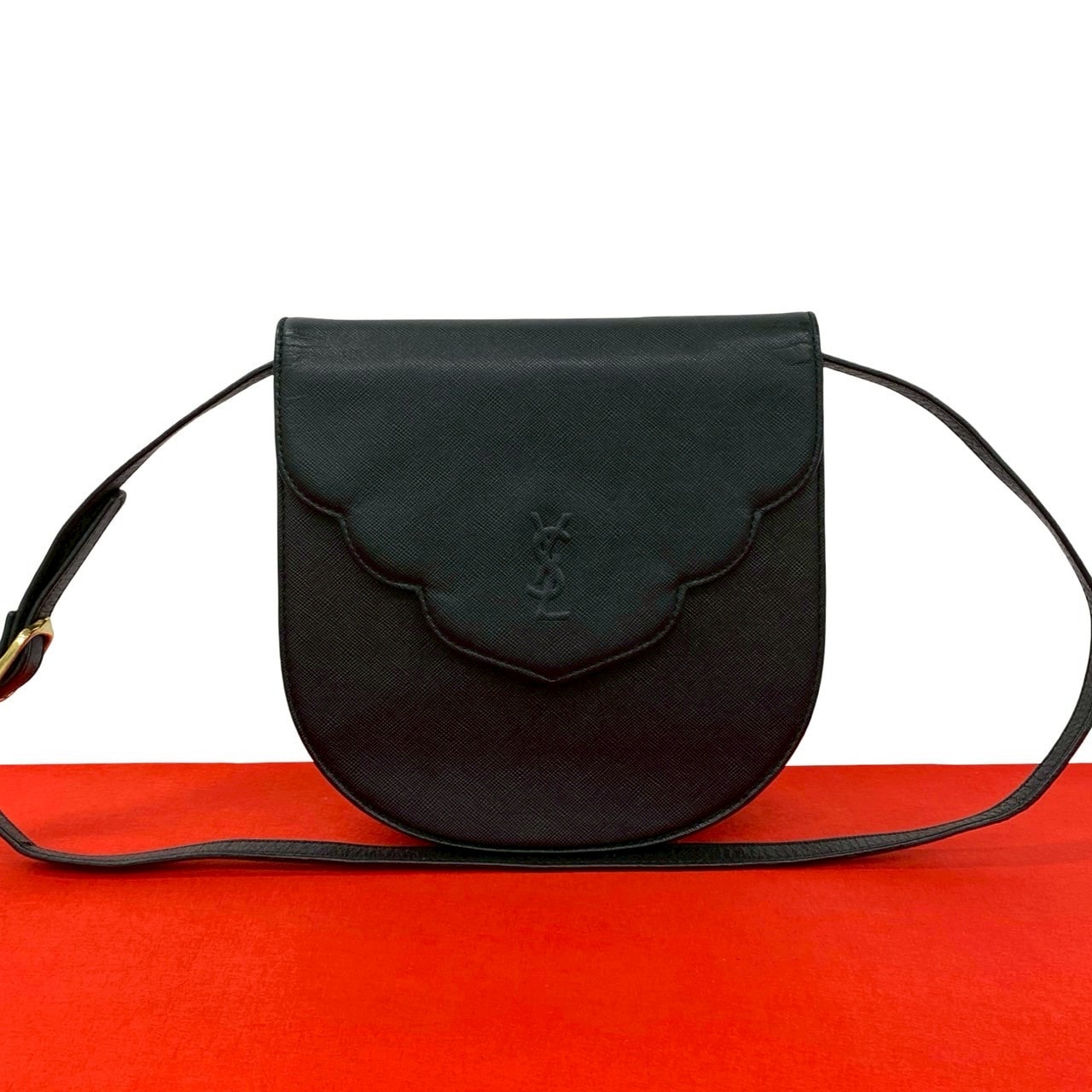 YVES SAINT LAURENT イヴ・サンローラン YSL ロゴ エンボス レザー ショルダーバッグ ブラック
139-6