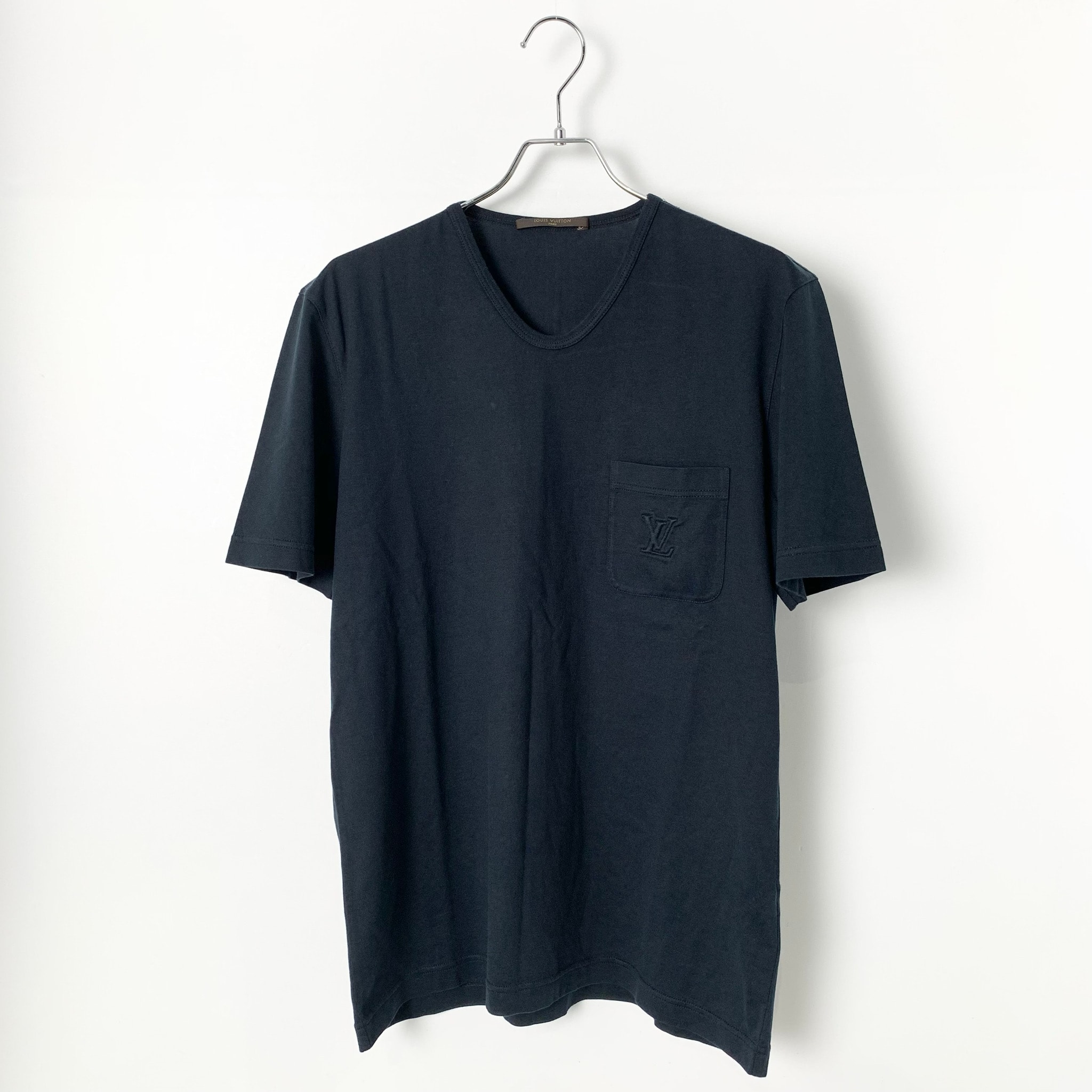 LOUIS VUITTON エンボスロゴ ポケット Tシャツ "Black"