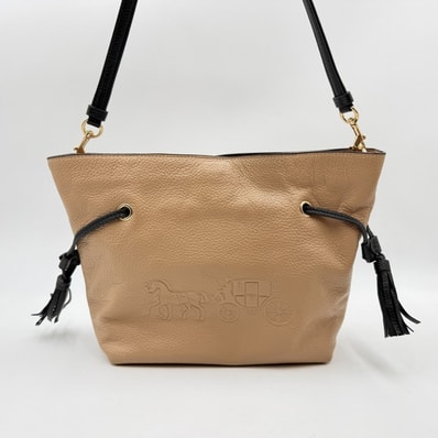 COACH(コーチ)アンディ クロスボディ ショルダーバッグ ベージュ系 レザー 馬車ロゴ タッセル ドローストリング レディース CA164