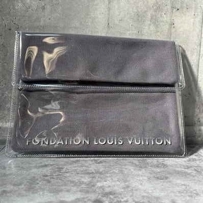 【LOUIS VUITTON】ルイヴィトン クラッチバッグ セカンドバッグ フォンダシオンルイヴィトン キャンバス ユニセックス フランス製 グレー 灰色 ロゴ入り クリアカバー付き 限定モデル カジュアル向け
