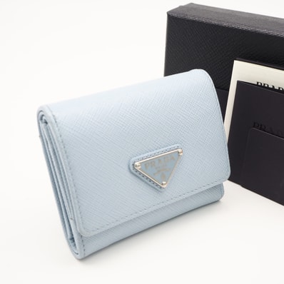 美品 PRADA プラダ サフィアーノ トライアングル 財布 ペールブルー 1MH043 三つ折り財布 ブルー サフィアーノ レディース