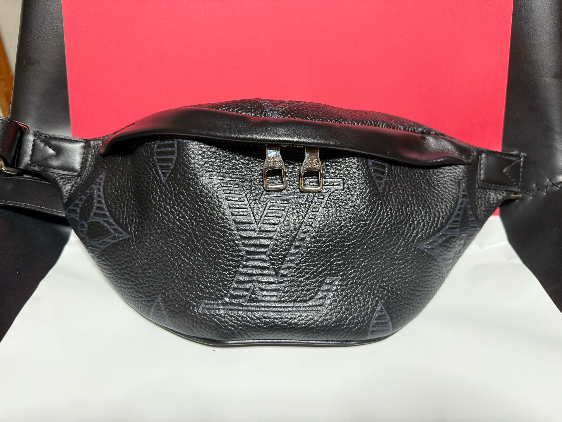 Louis Vuitton Discovery Bumbag NM Taurillon