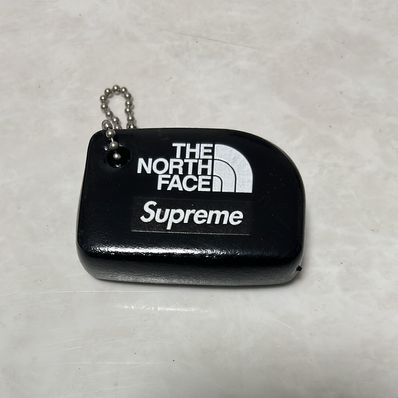 Supreme x The North Face Floating Keychain "Black"