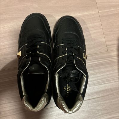 VALENTINO GARAVANI ワンスタッズカーフスキンローカットスニーカ