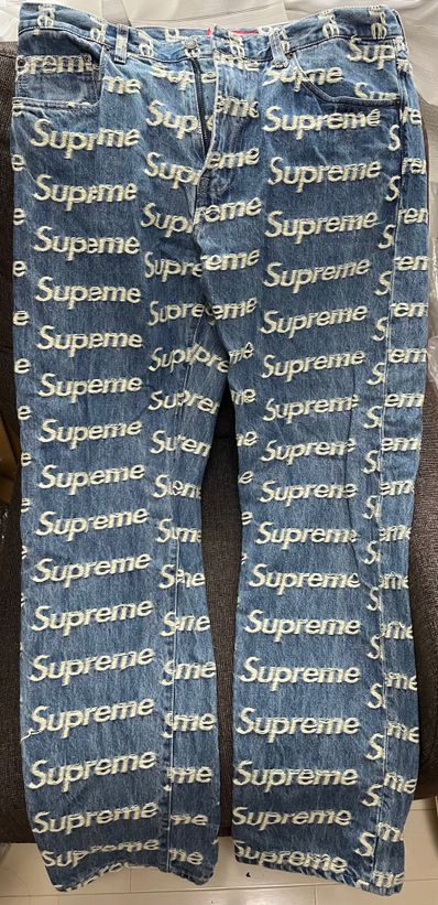 Supreme Frayed Logos Regular Jean "Blue"