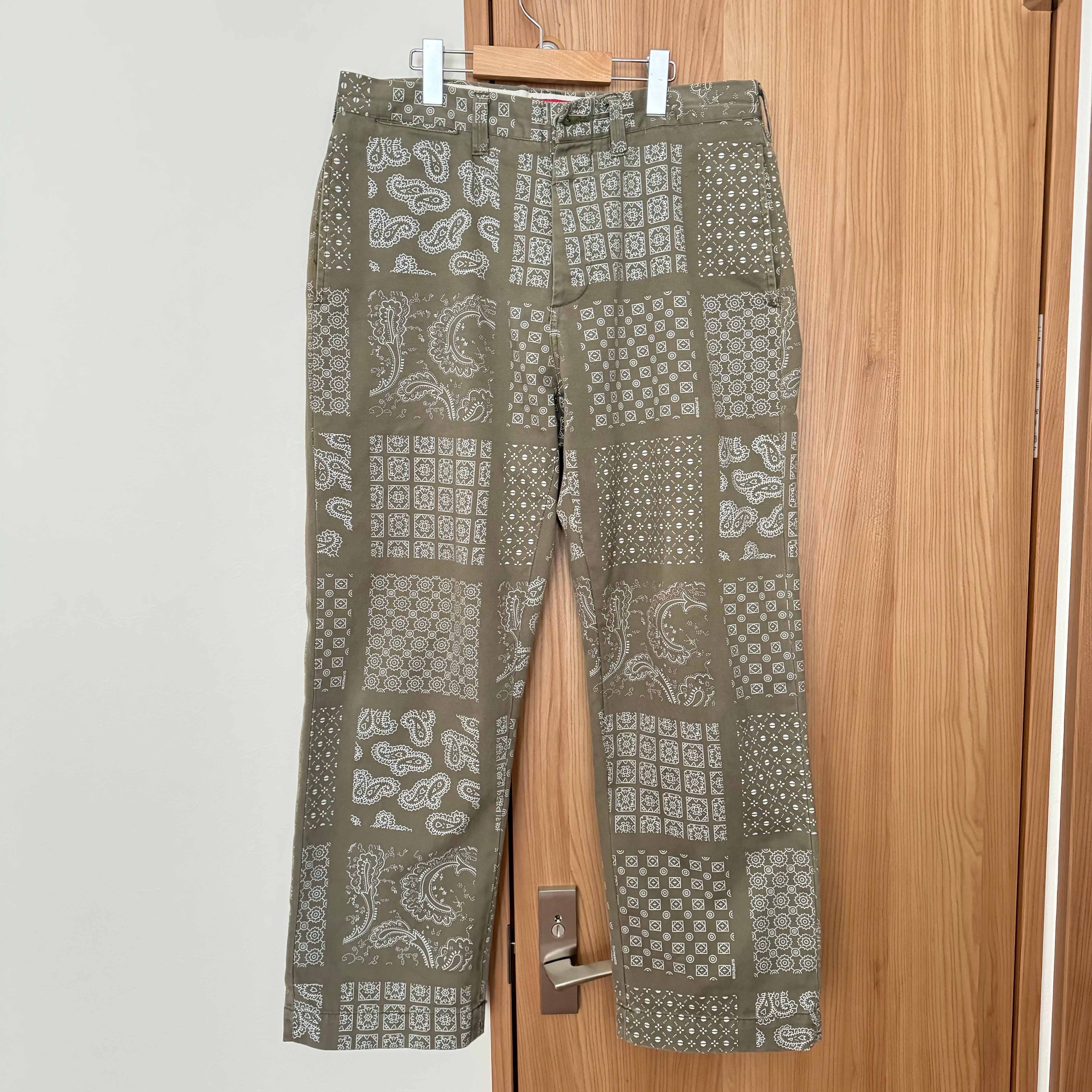 シュプリーム ペイズリー グリッド チノ ボトムス "オリーブ"