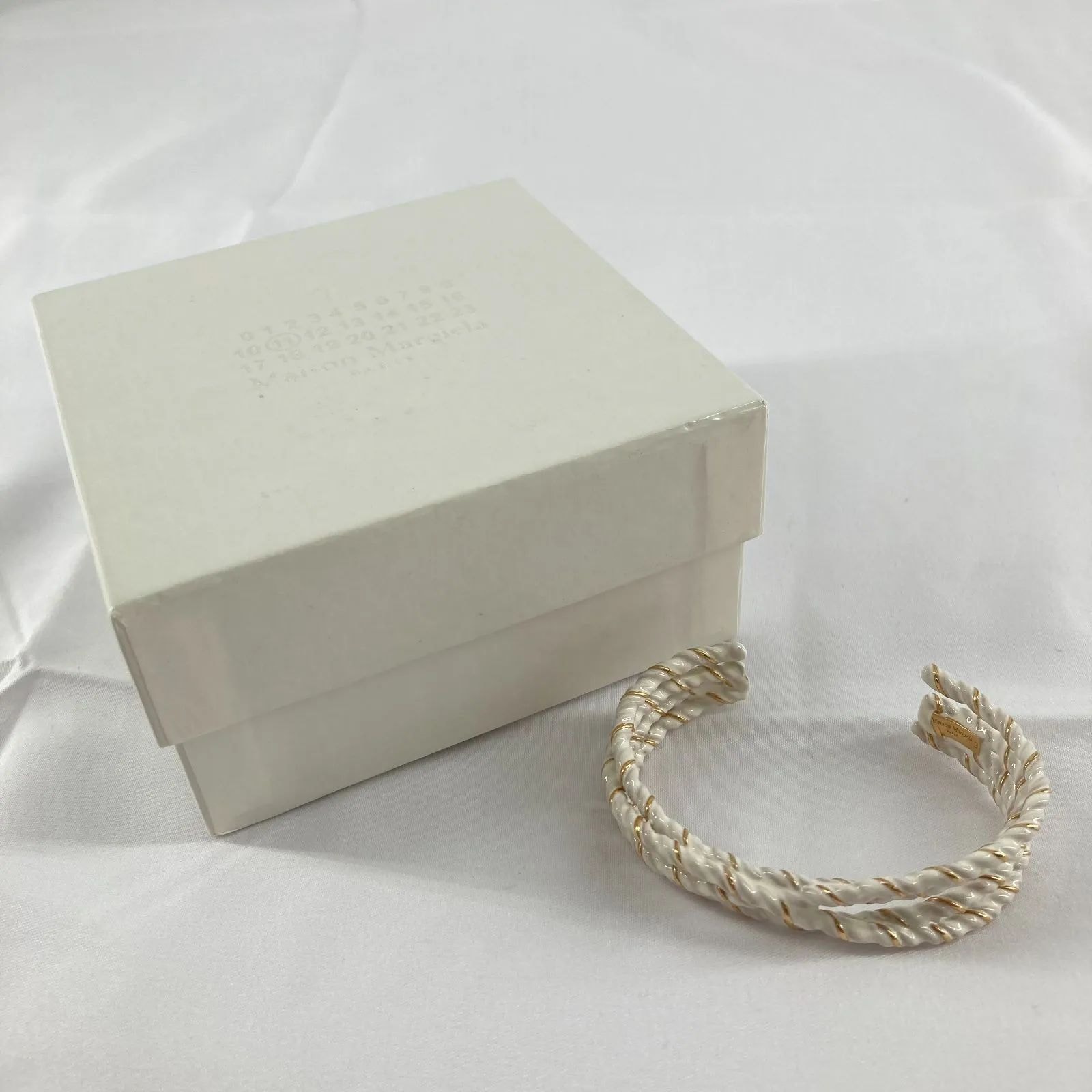 Maison Margiela(メゾン マルジェラ) バングル エナメル SM1UY0093 ホワイト