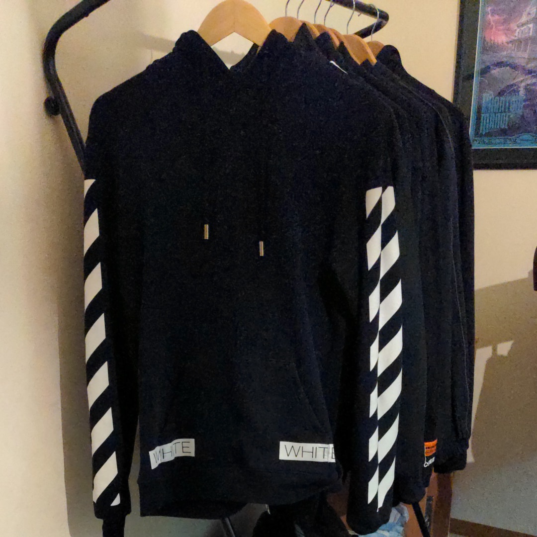 オフホワイト　パーカー
