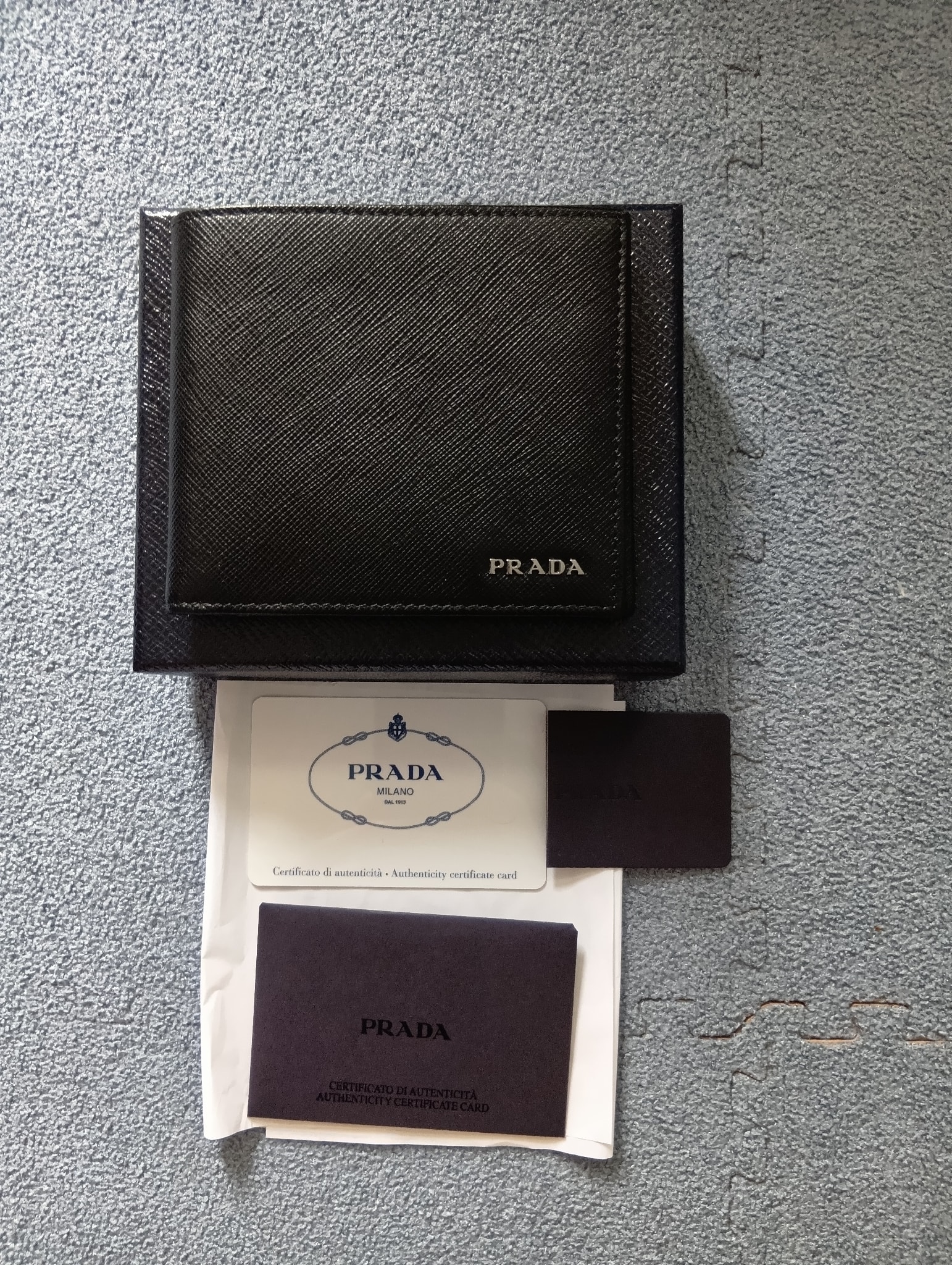 【ほぼ未使用美品 】PRADA 二つ折り財布