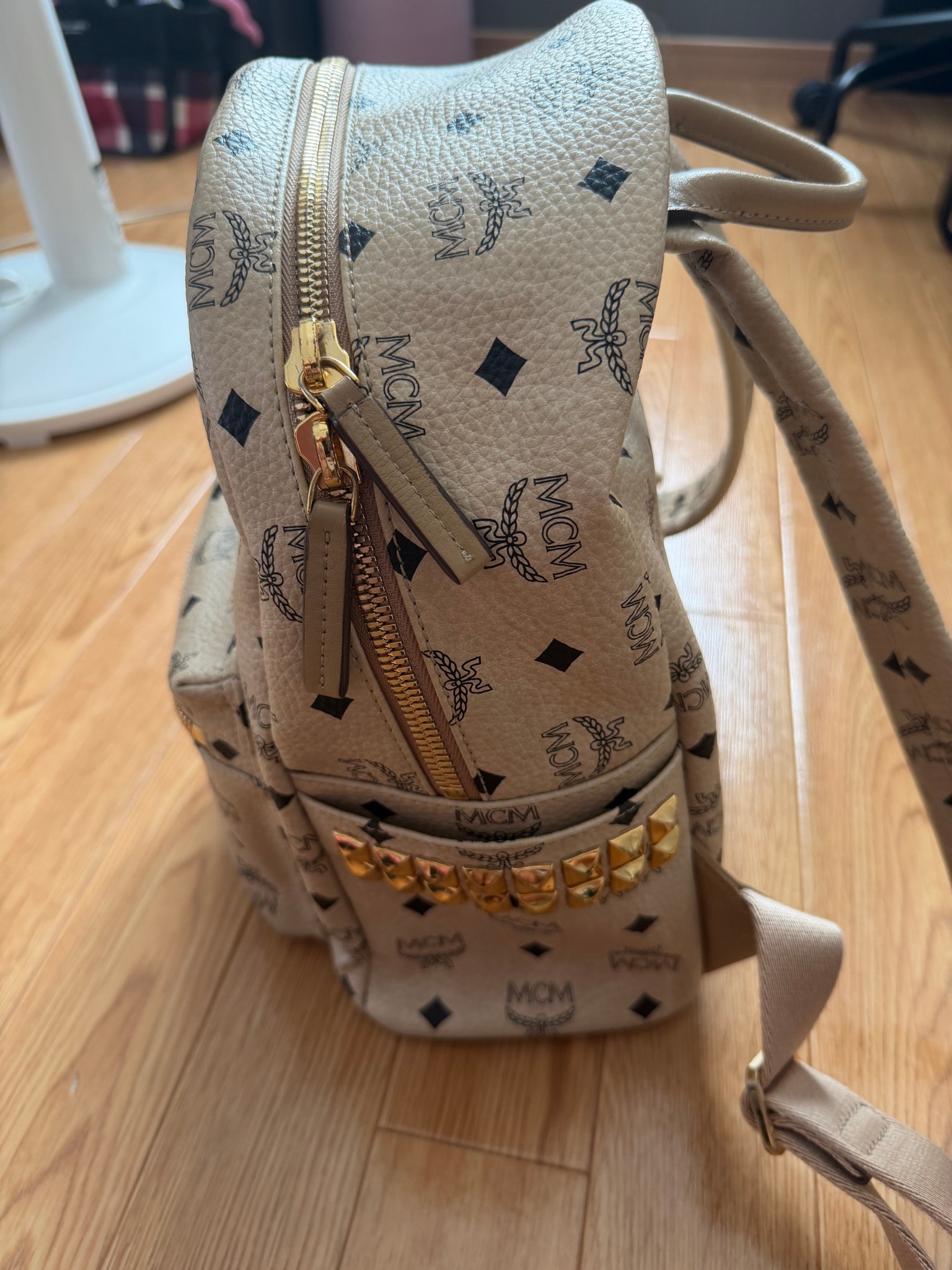 C (やや傷や汚れあり)】MCM ヴィセトス スタッズ バックパック FREEの
