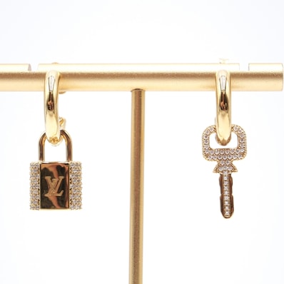 LOUIS VUITTON(ルイ・ヴィトン)LV パドロック ストラス付 ピアス レディース アクセサリー 鍵 カデナ モチーフ ラインストーン ゴールド フープピアス 両耳用 M01583【中古】