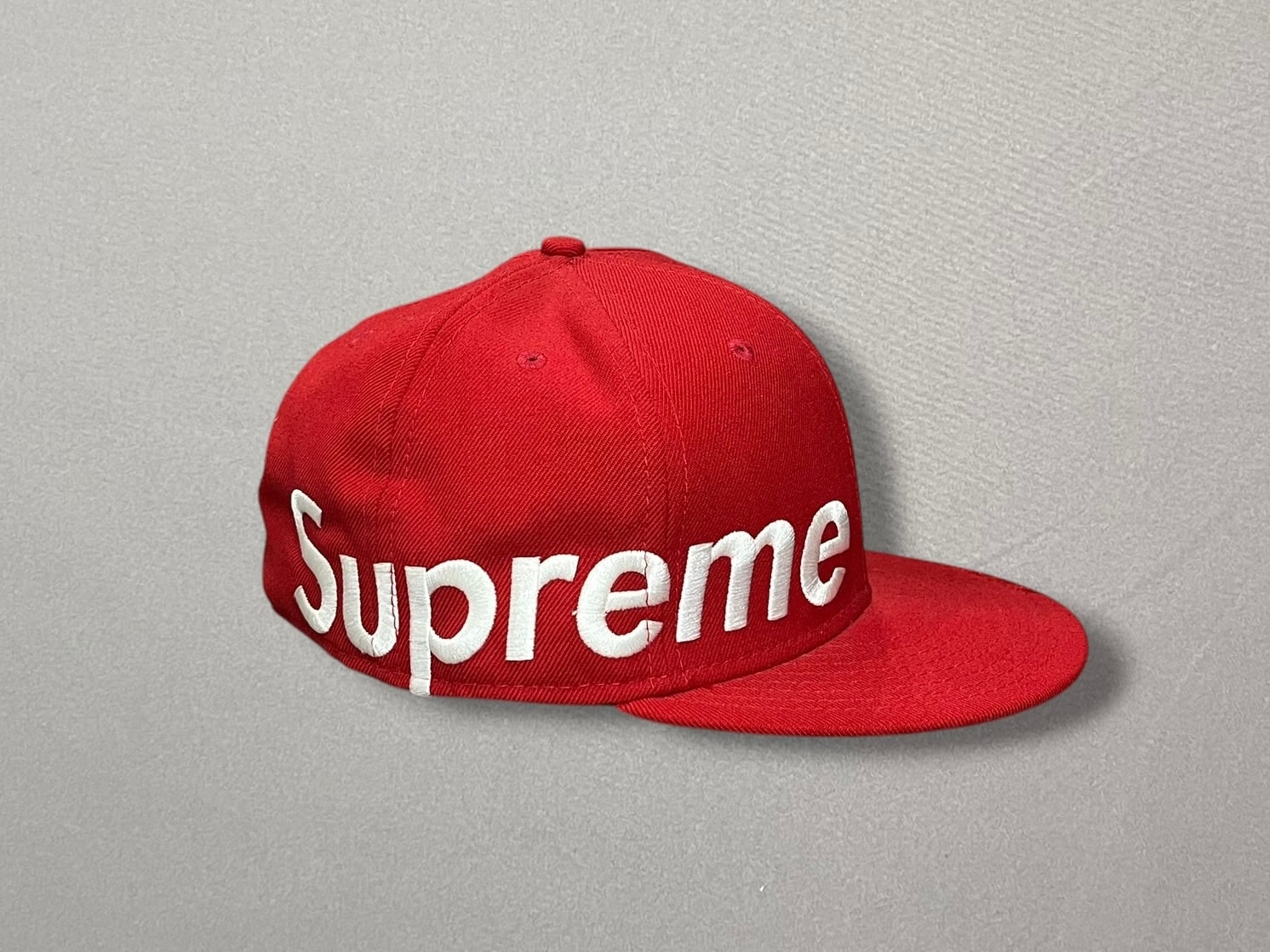レア 07SS【supreme×NEWERA】7 1/2 59.6cm SOLID SIDE LOGO キャップ 赤レッド ロゴ刺繍 シュプリーム ニューエラ