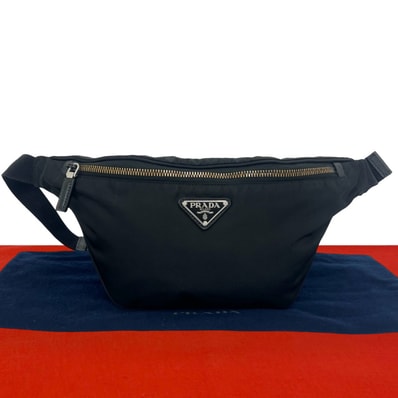 PRADA プラダ 三角 ロゴ 金具 ナイロン レザー ボディバッグ ブラック
22723