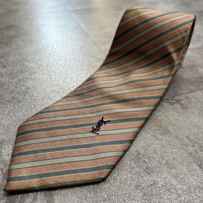 【YVES SAINT LAURENT】イヴサンローラン カサンドラ YSLロゴ 刺繍 ネクタイ 斜めストライプ レジメンタル 織り模様 ピンク ライトブルー