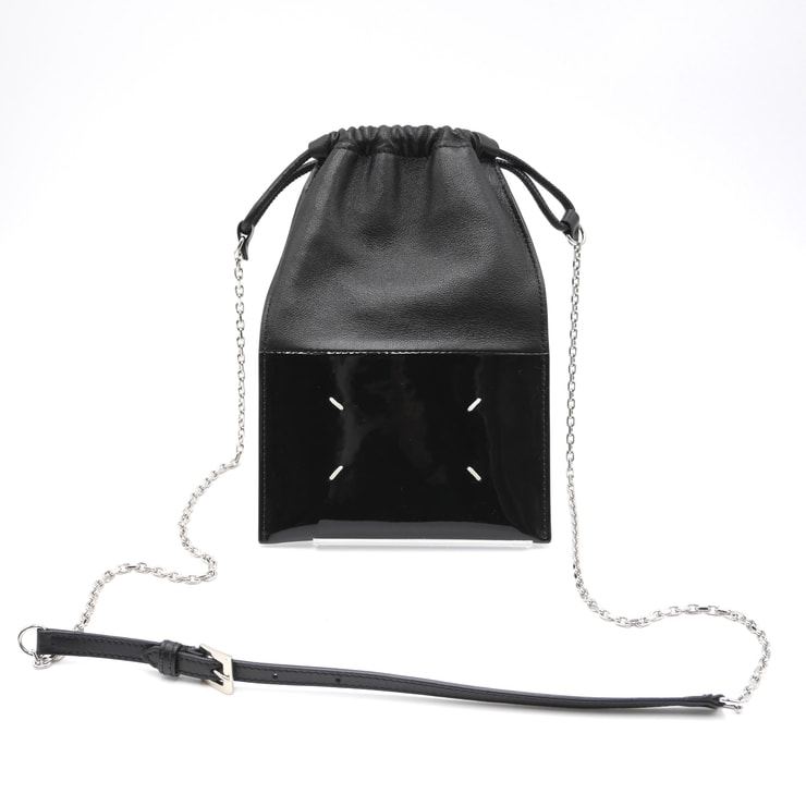 Maison Margiela(メゾン マルジェラ)ドローストリング スマートフォンケース フォンケース ショルダーバッグ ブラック レザー エナメル 4ステッチ チェーン シルバー金具 SA1VL0034【中古】