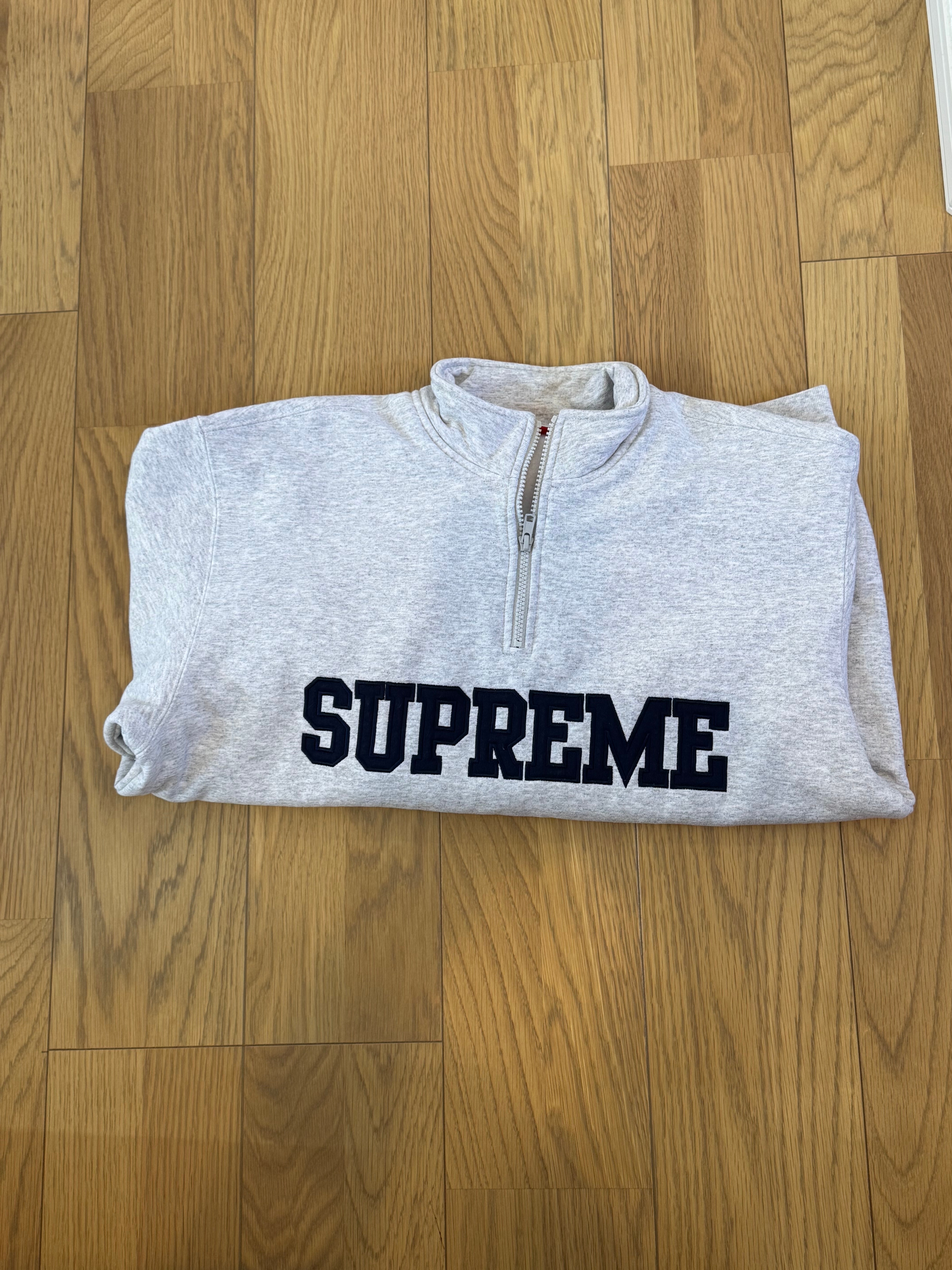 シュプリーム カレッジエイト ハーフ ジップ プルオーバー "アッシュ グレー"