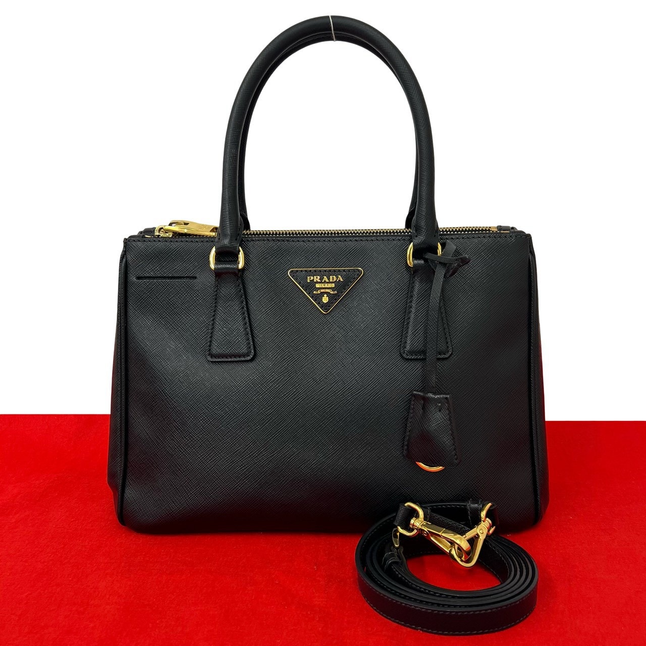 PRADA プラダ 三角ロゴ 金具 レザー ショルダーバッグ ブラック
 38947