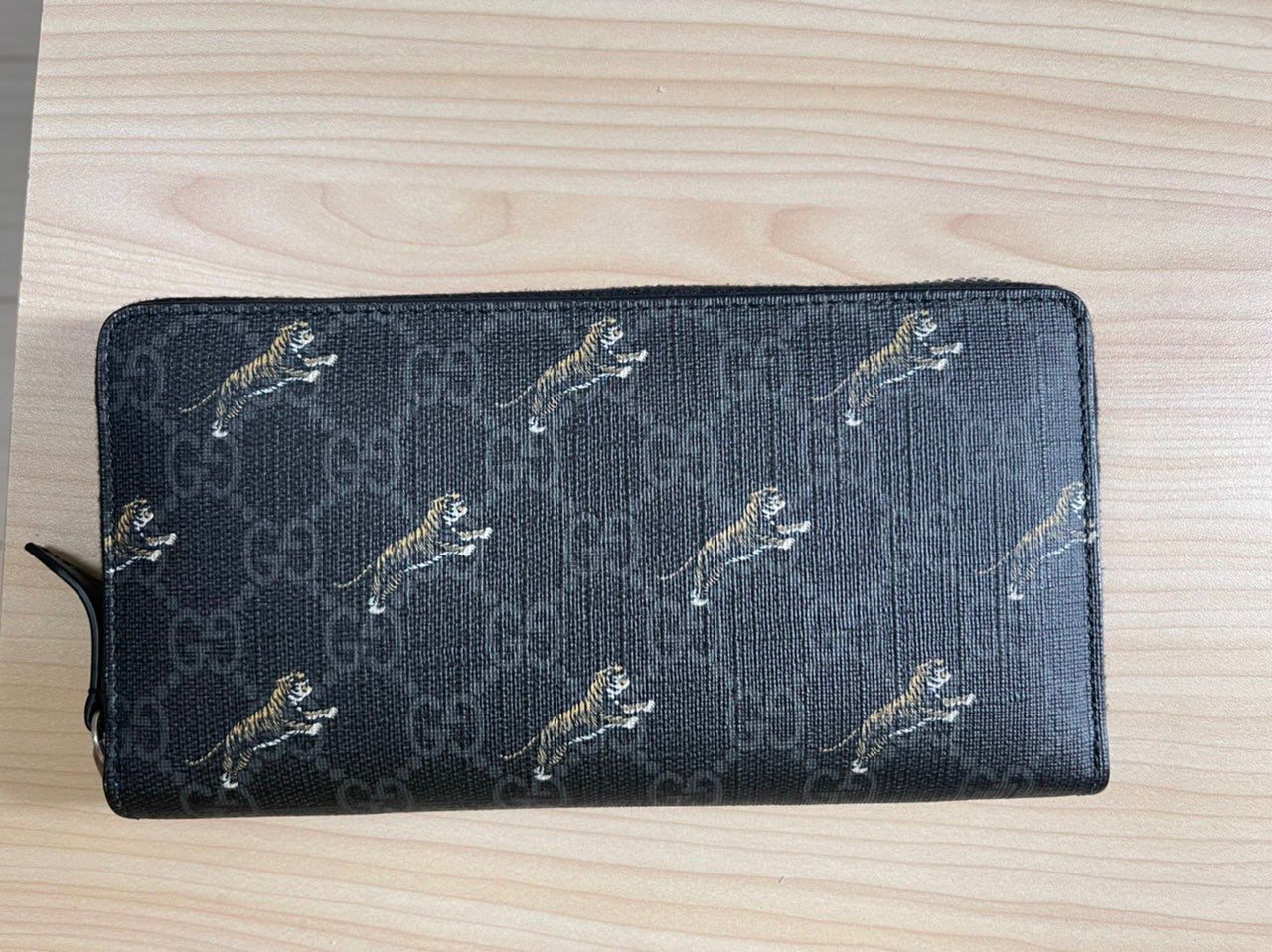 GUCCI GG Supreme Tiger Print Round Zip Wallet
