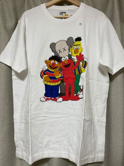 ユニクロ カウズ セサミストリート Tシャツ "ホワイト"