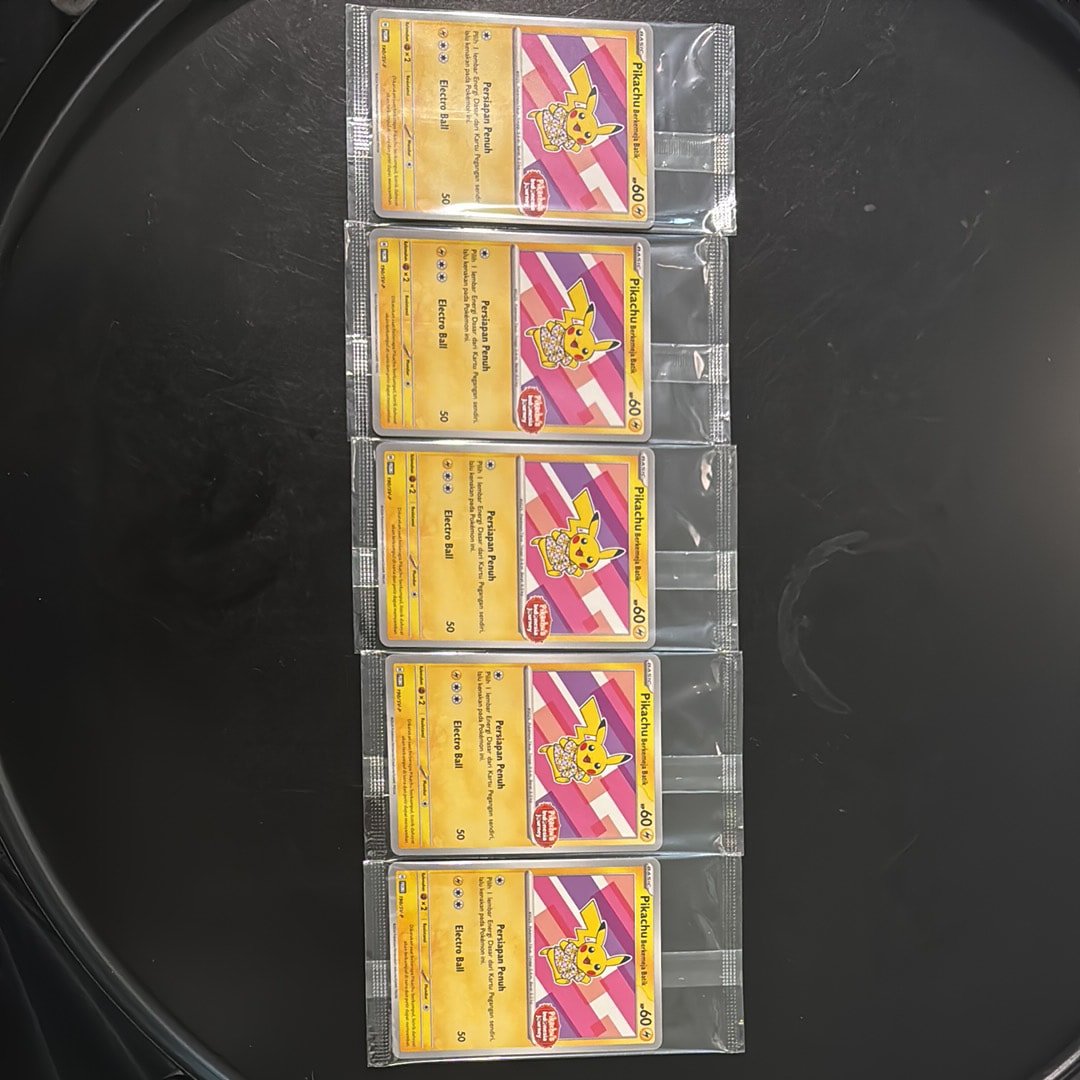 バティックシャツを着たピカチュウ (フラワーピカチュウ柄) P [SV-P 190]【インドネシア語版】(ピカチュウのインドネシアジャーニー)