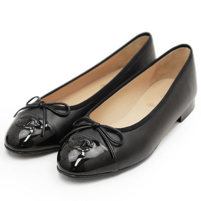 【美品】CHANEL シャネル パンプス バレリーナ サイズ 38 1/2 レディース 00V A02819 COCOマーク ロゴ リボン エナメルキャップトゥ レザー フラットシューズ 靴 箱/保存袋/取扱説明書付属 ブラック 黒 イタリア製