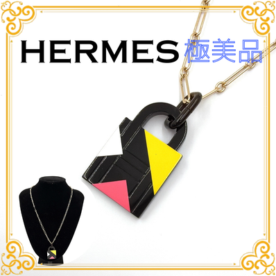 ■極美品■ HERMES エルメス アミュレットGM レディース ネックレス ゴールド ブラック ピンク イエロー マルチカラー アクセサリー