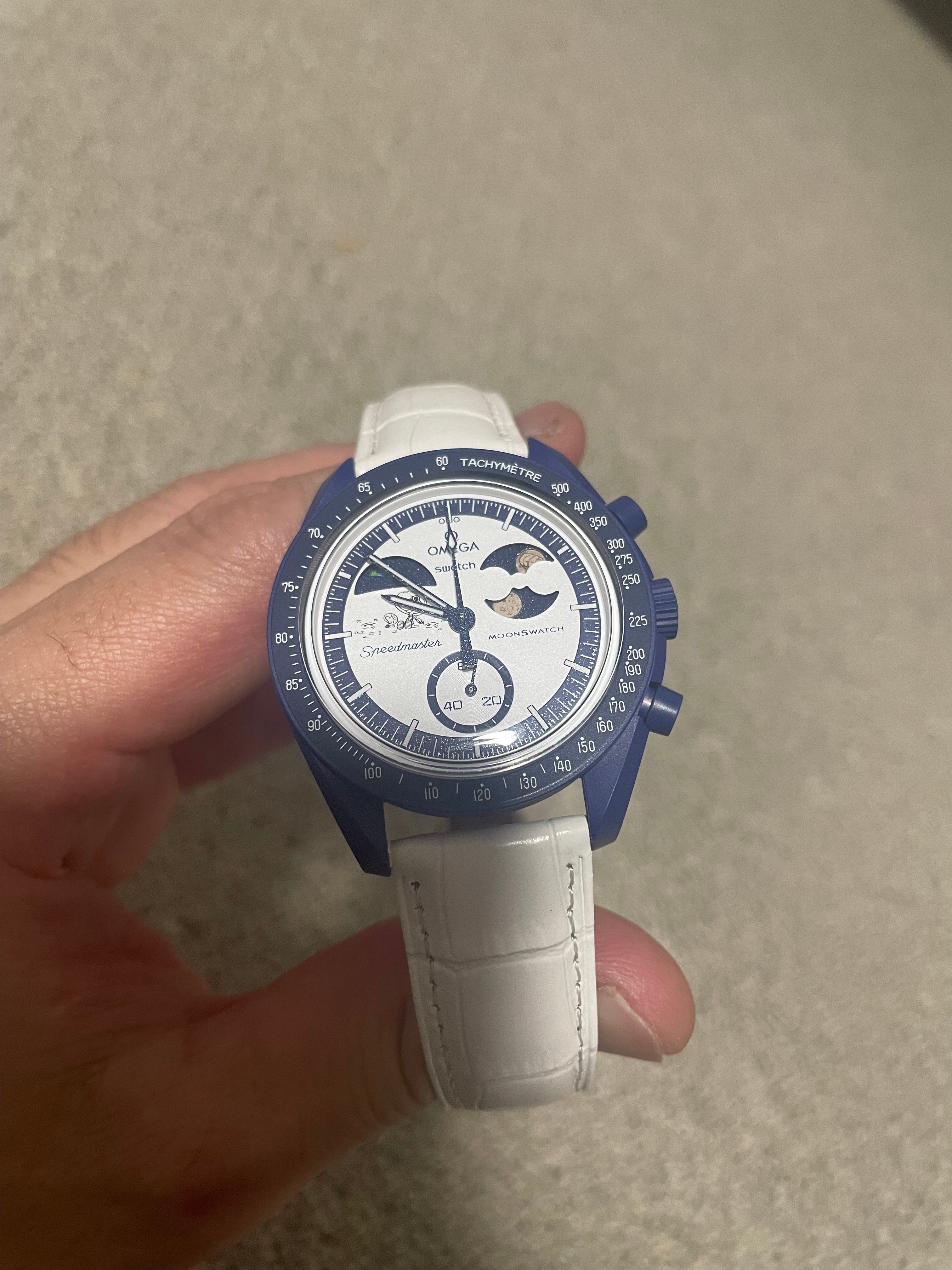 スウォッチ x オメガ x スヌーピー バイオセラミック ムーンスウォッチ ミッション トゥ ザ アースフェイズ - ムーンシャインゴールド (人間の手デザイン) "ネイビー" SO33N703