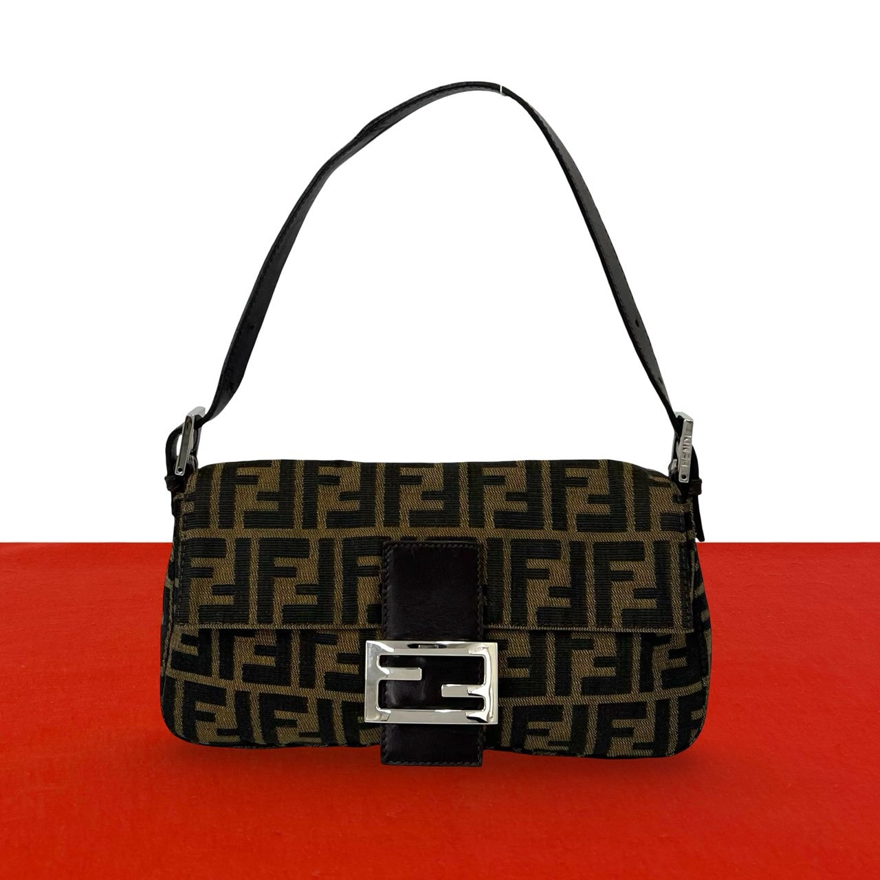 FENDI フェンディ ズッカ 柄 FF ロゴ 金具 キャンバス レザー ハンドバッグ ブラウン
 18077