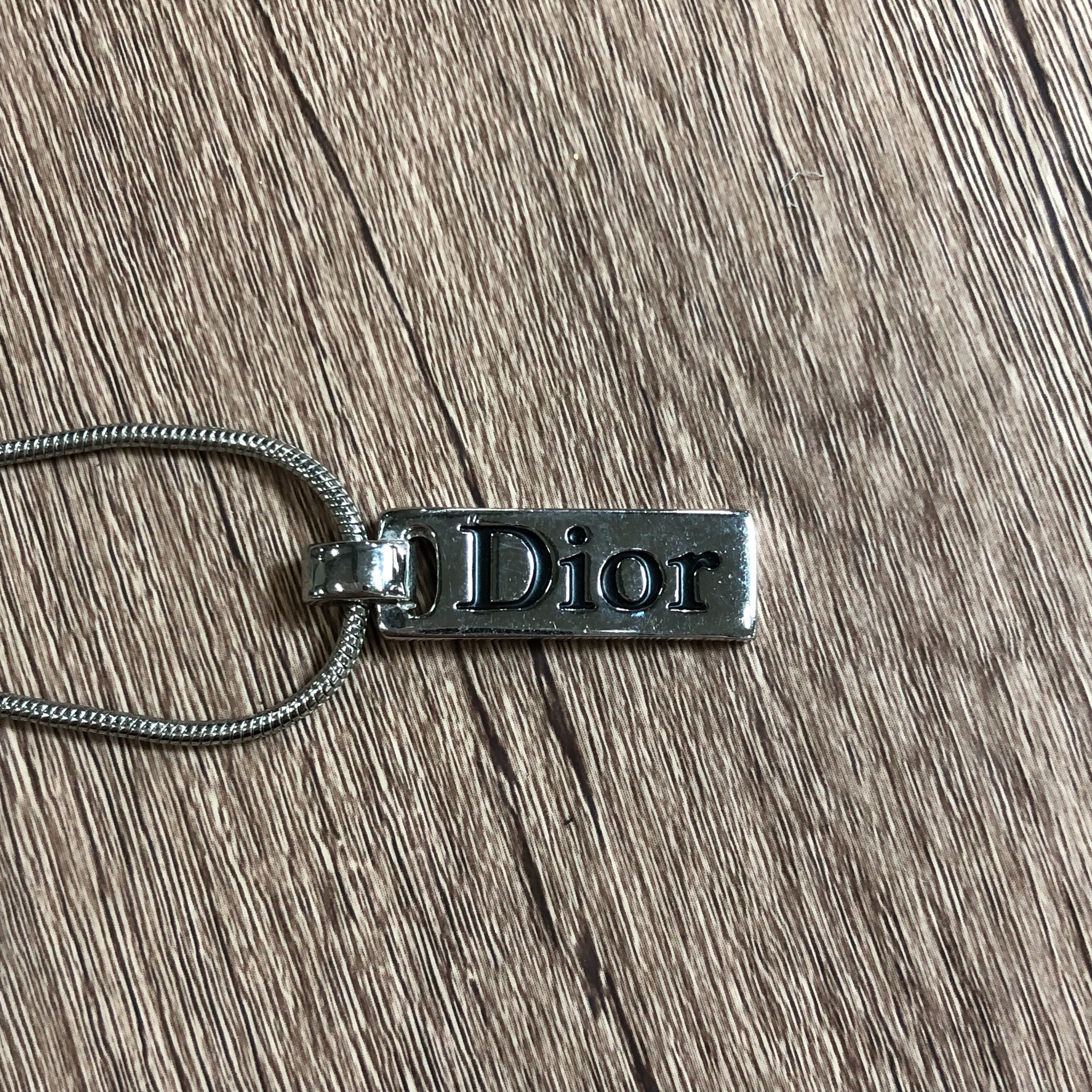 ディオール ロゴプレート ワイヤーネックレス シルバー