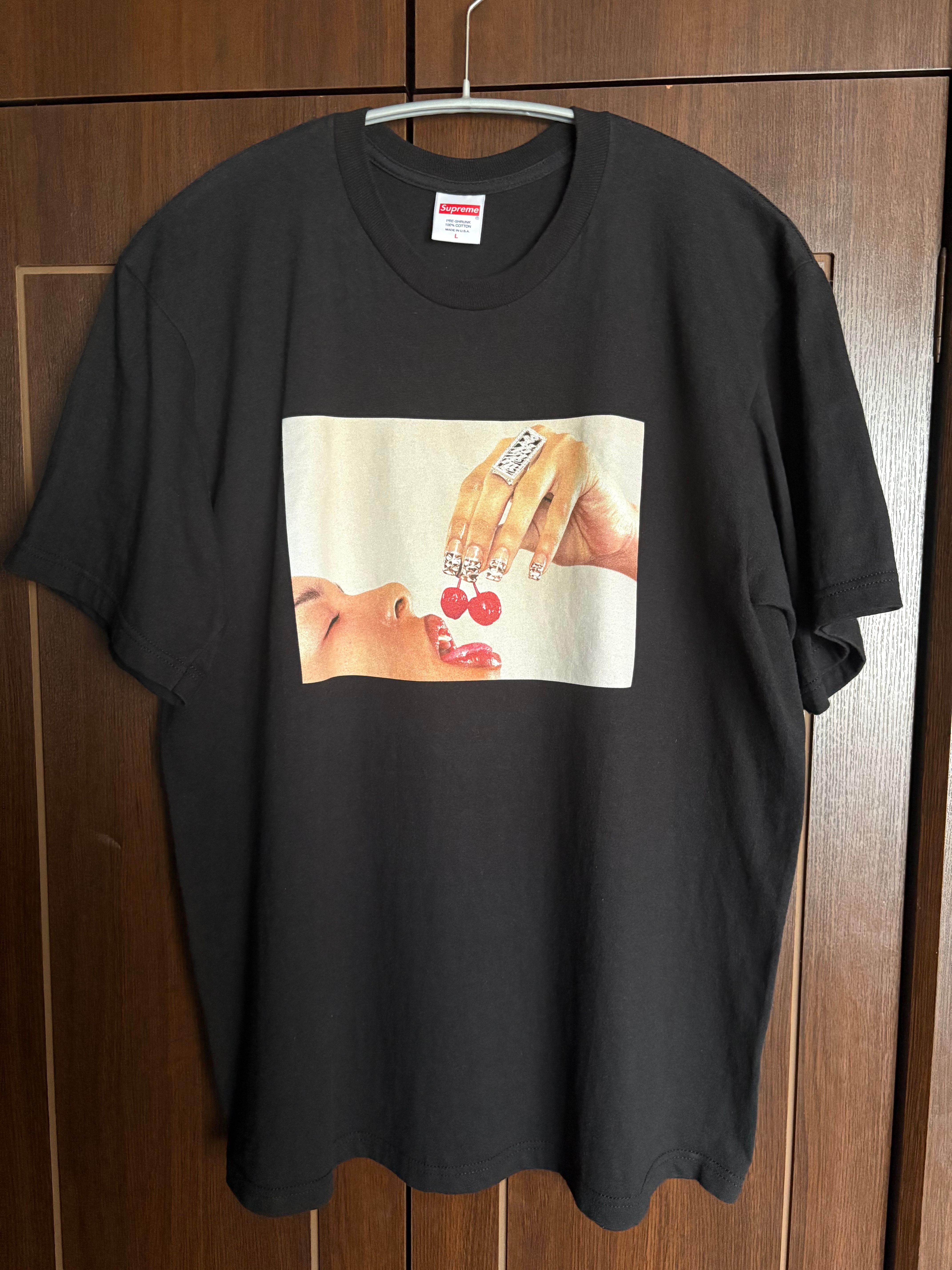 シュプリーム チェリー Tシャツ "ブラック"