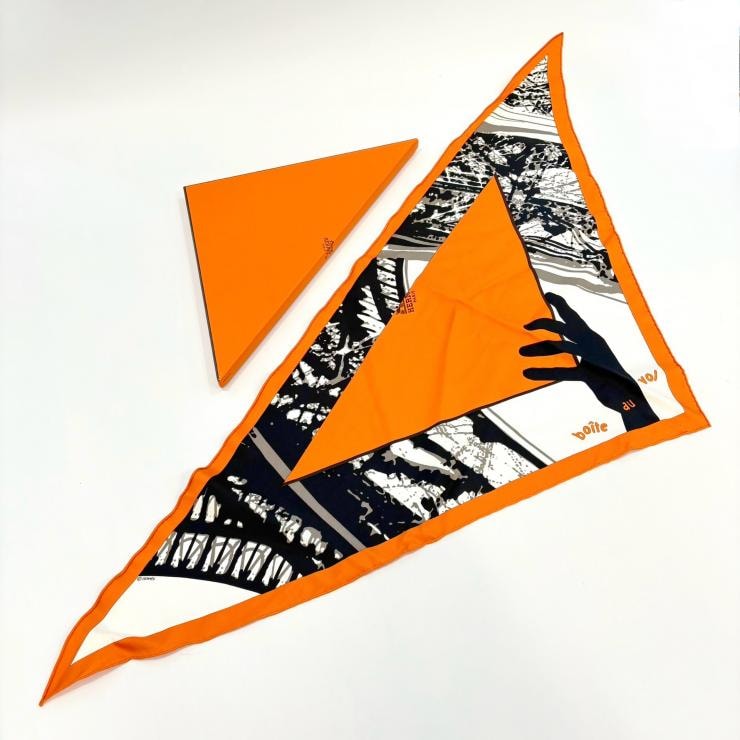 エルメス HERMES スカーフ 空飛ぶ箱 シルク 三角 ポワントゥ オレンジ 希少【鑑定済み】正規品